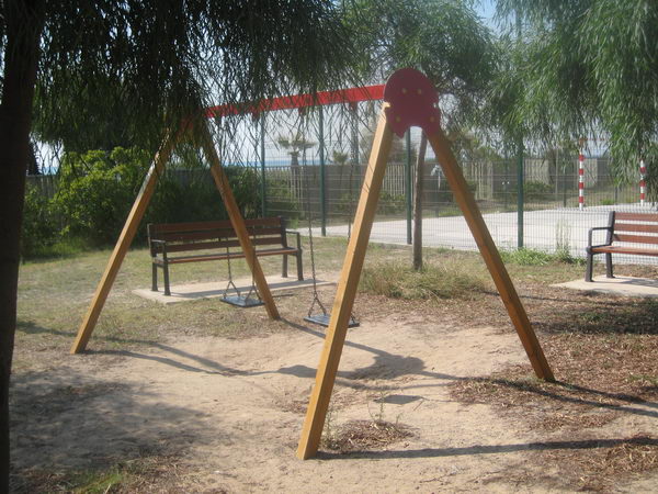 Gronxadors del parc infantil del Centre C&iacute;vic de Gav&agrave; Mar